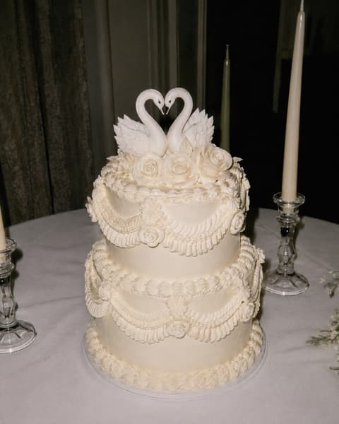 Vintage Swan Wedding Cake
