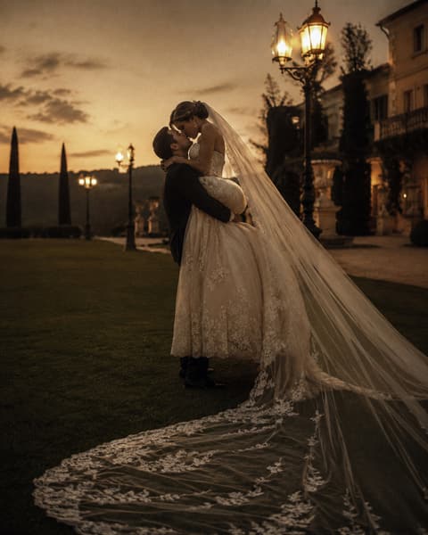 Sunset Villa Kiss Photo Inspo