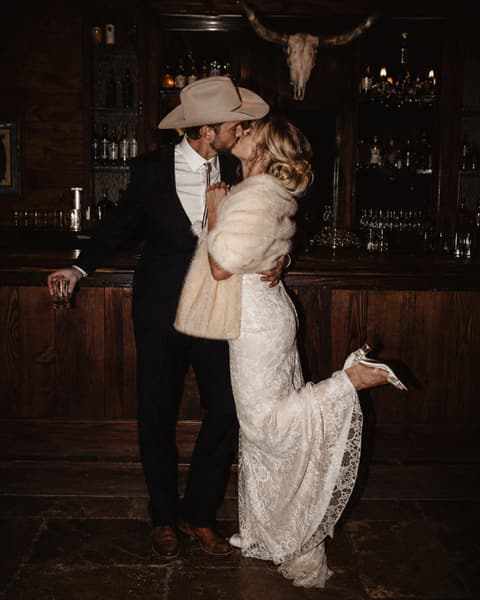 Western Bar Kiss Photo Inspo